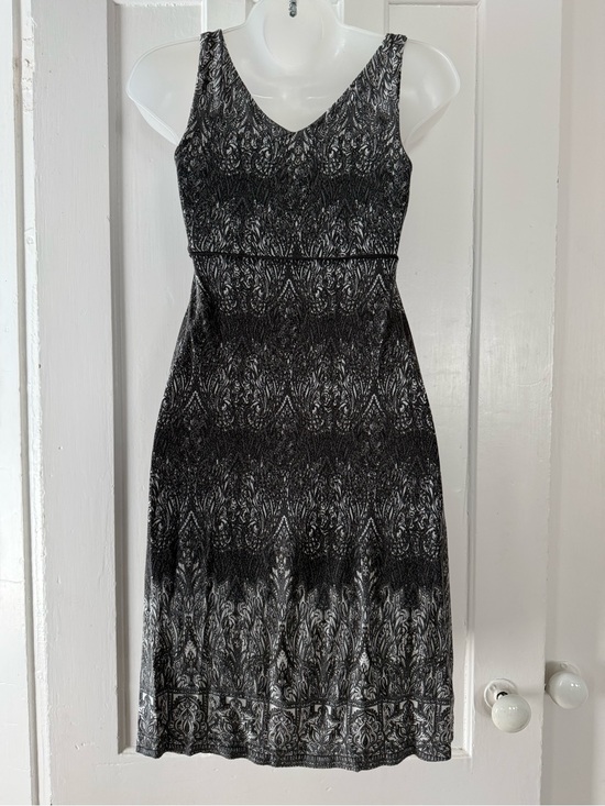 Athleta Dresses & Skirts - Athleta Black & Gray Patterned V-Neck Sleeveless Dress